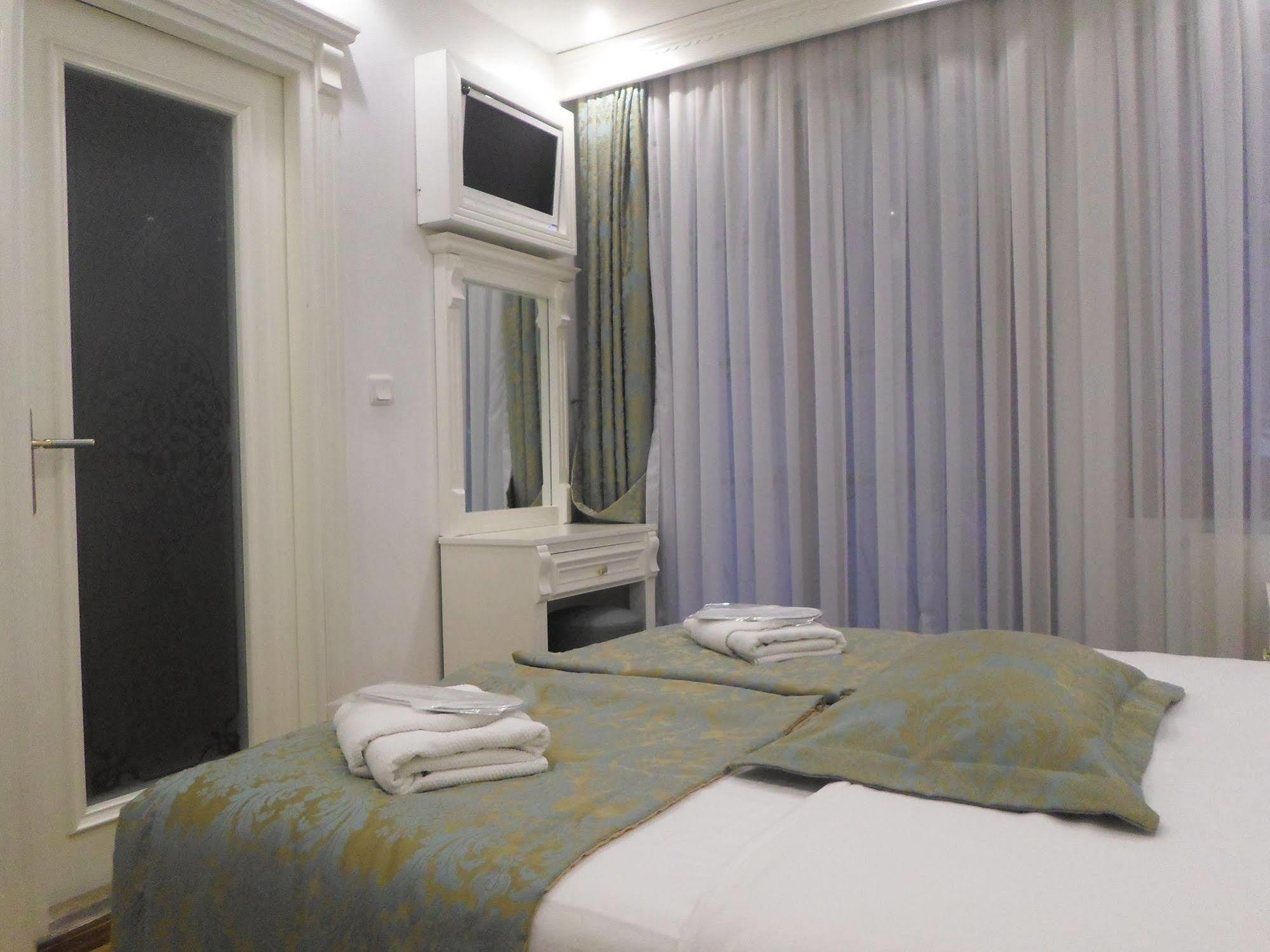 La Petite Maison Hotel Istanbul Exterior photo